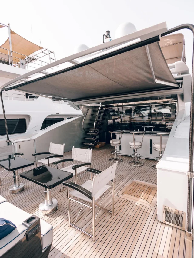 FOR SALE [Baglietto 105 Ischia]

	•	Built in 2004 | Fully refitted in 2021
	•	Aluminium hull, Italian open sport yacht
	•  Powered by 2 x MTU 2750 HP engines (< 2000 hours) + Rolls Royce Kamewa waterjets
	•	Gyrostabilized with 2 Seakeepers (engine room No9 + front garage No35)
	•	Sleeps 6 guests in 3 cabins (1 master, 2 twins) each with ensuite bathrooms
	•	Spacious crew area with full galley on starboard lower deck
	•	Cozy flybridge equipped with 2 fridges & storage
	•	Outdoor tables, fully equipped bar counter & stair steps finished in carbon for a sporty, prestige touch

Full specifications and prices on our website in bio. 

📞 +971 544 5577 06 (Wapp & IG DMs)
📧 simon@theyachtportal.com

Want to sell your yacht with TYP? Let’s talk.